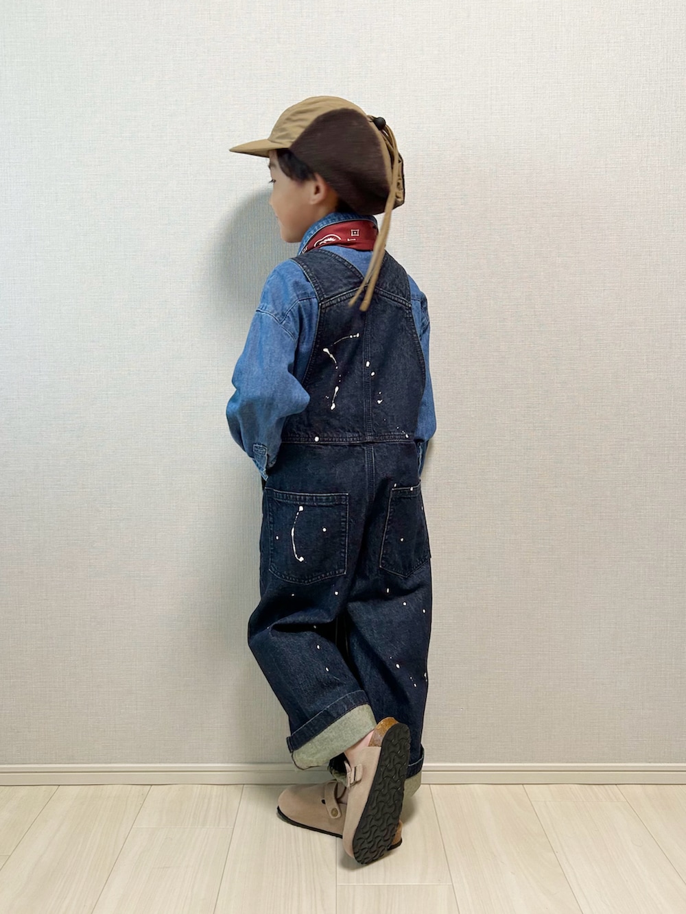 「スポーツミックス、デニム、デニムシャツ、サロペット、秋服準備はじめました、シャツスタイル、カジュアルコーデ、お出かけコーデ、キャップ」｜「JDBのアイテム（帽子、ベージュ系）」を使った、haru__maaさん（キッズ・110cm）の秋コーディネートの5枚目の写真