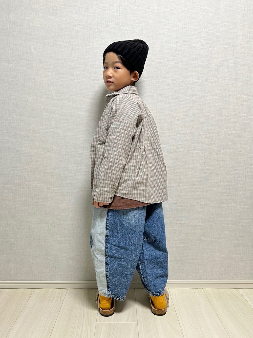 ブラウン系のTシャツ/カットソー、ブルー系のデニムパンツ、グリーン系のシャツ/ブラウスを着用したキッズの秋コーディネートの3枚目の写真