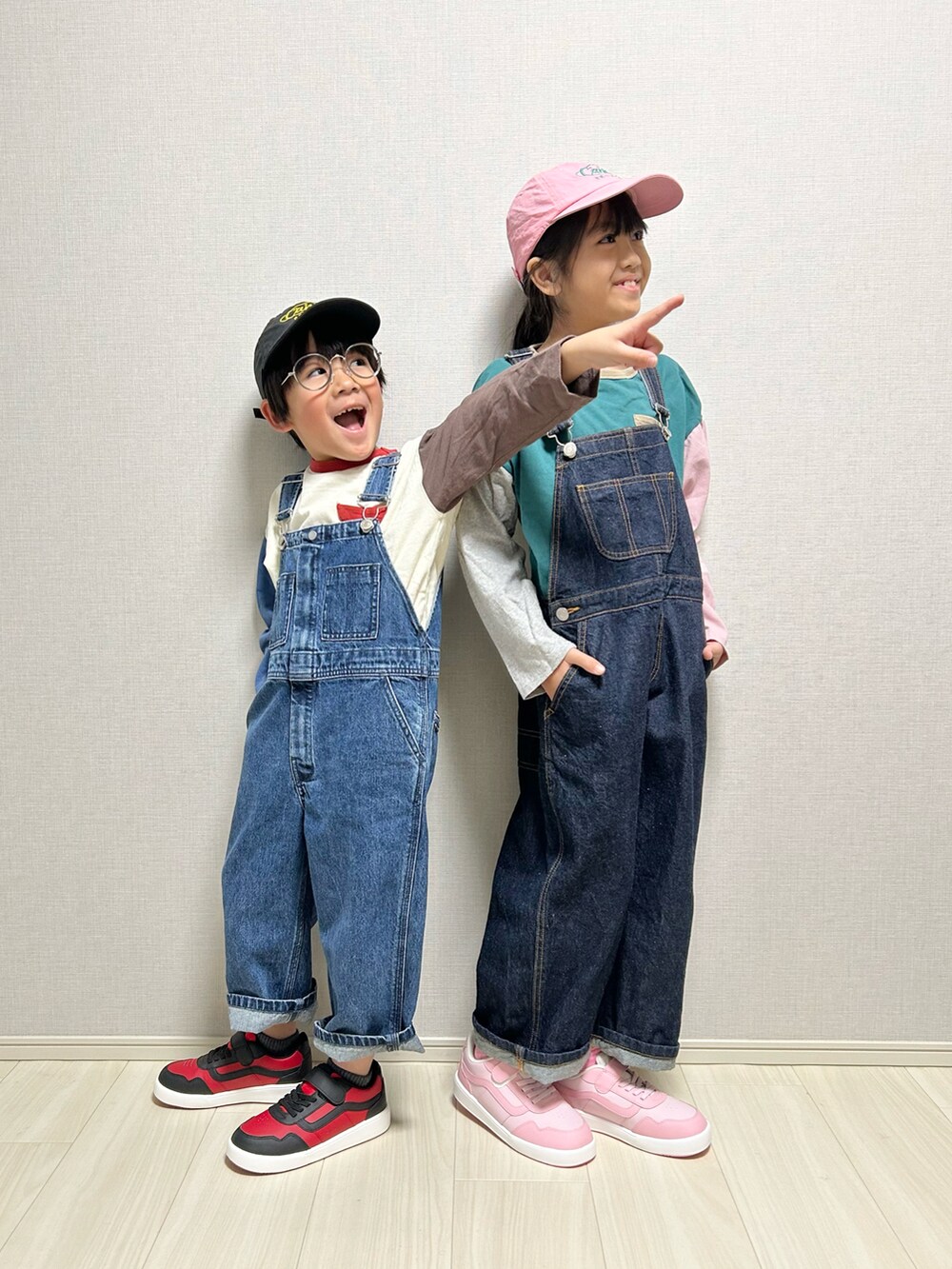 「春色、スニーカー、プチプラ、オーバーオール、サロペット、キャップ、デニム、カジュアル、お出かけコーデ、休日スタイル、ロンT」|「LOWRYS FARMのデニムオーバオール2 114255(サロペット/オーバーオール、ブルー系)」を使った、haru__maaさん(キッズ・110cm)の春コーディネートの2枚目の写真