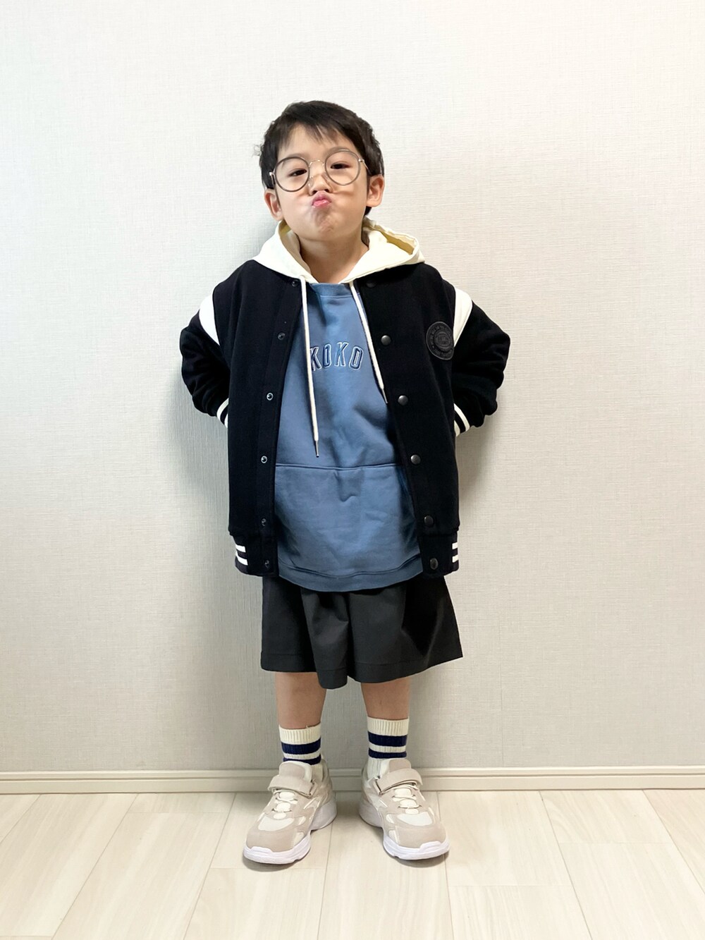 「めがね、プチプラ、パーカー、ハーフパンツ、スニーカー、ジャケット、お出かけコーデ、休日スタイル、スポーツミックス、カラーパンツ、モノトーン、春アウター、レイヤードスタイル、ストリート、デートコーデ」｜「kokokidsのアイテム（パーカー、ブルー系）」を使った、haru__maaさん（キッズ・100cm）の冬コーディネートの3枚目の写真