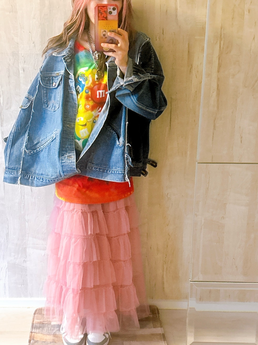 ブルー系のデニムジャケット、ホワイト系のスニーカー、その他のTシャツ/カットソーを着用したレディースの冬コーディネートの2枚目の写真