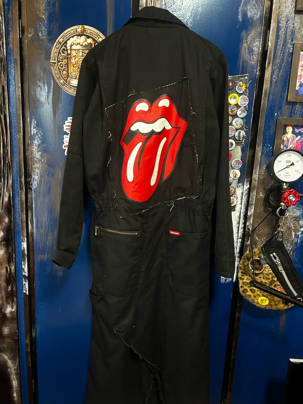 ブラック系のつなぎ/オールインワンを着用したレディースの秋コーディネートの2枚目の写真