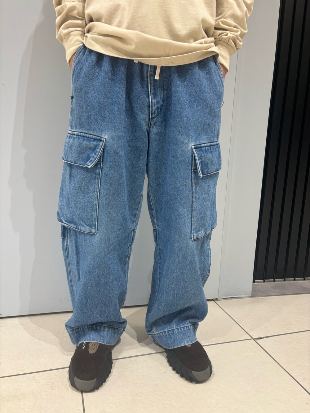 ブルー系のデニムパンツを着用したメンズの秋コーディネートの3枚目の写真