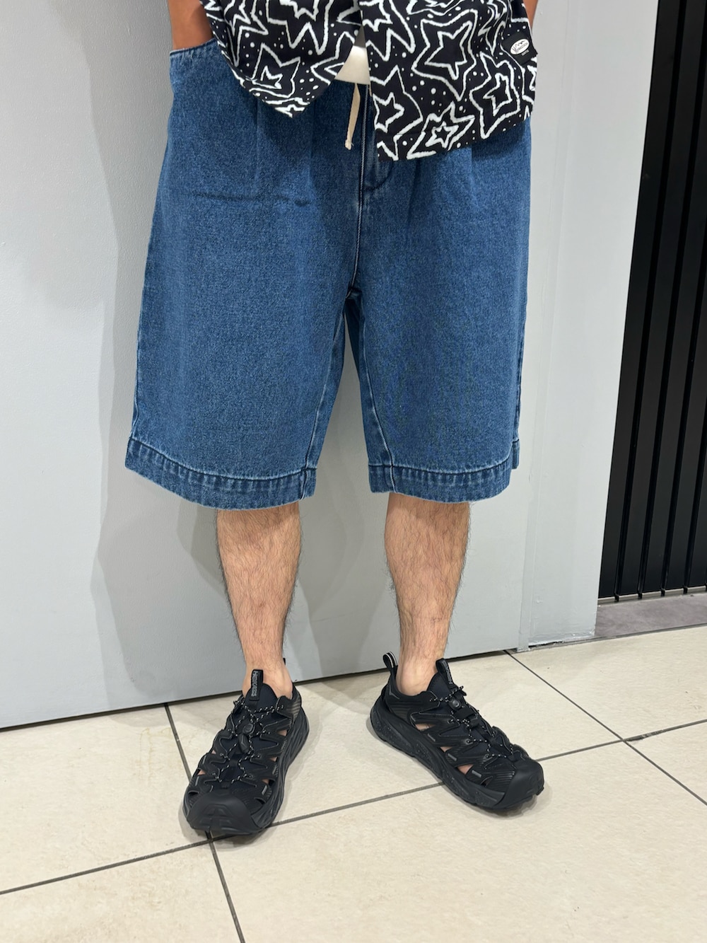 ブラック系のシャツ/ブラウス、ホワイト系のTシャツ/カットソー、ブルー系のその他パンツを着用したメンズの夏コーディネートの3枚目の写真