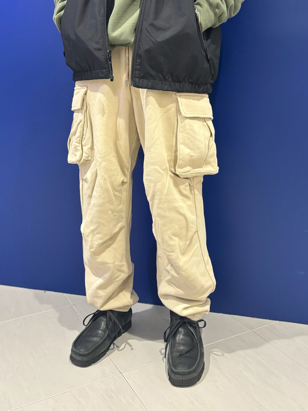 ブラック系のモカシン/デッキシューズ、ベージュ系のスウェットパンツを着用したメンズの冬コーディネートの3枚目の写真