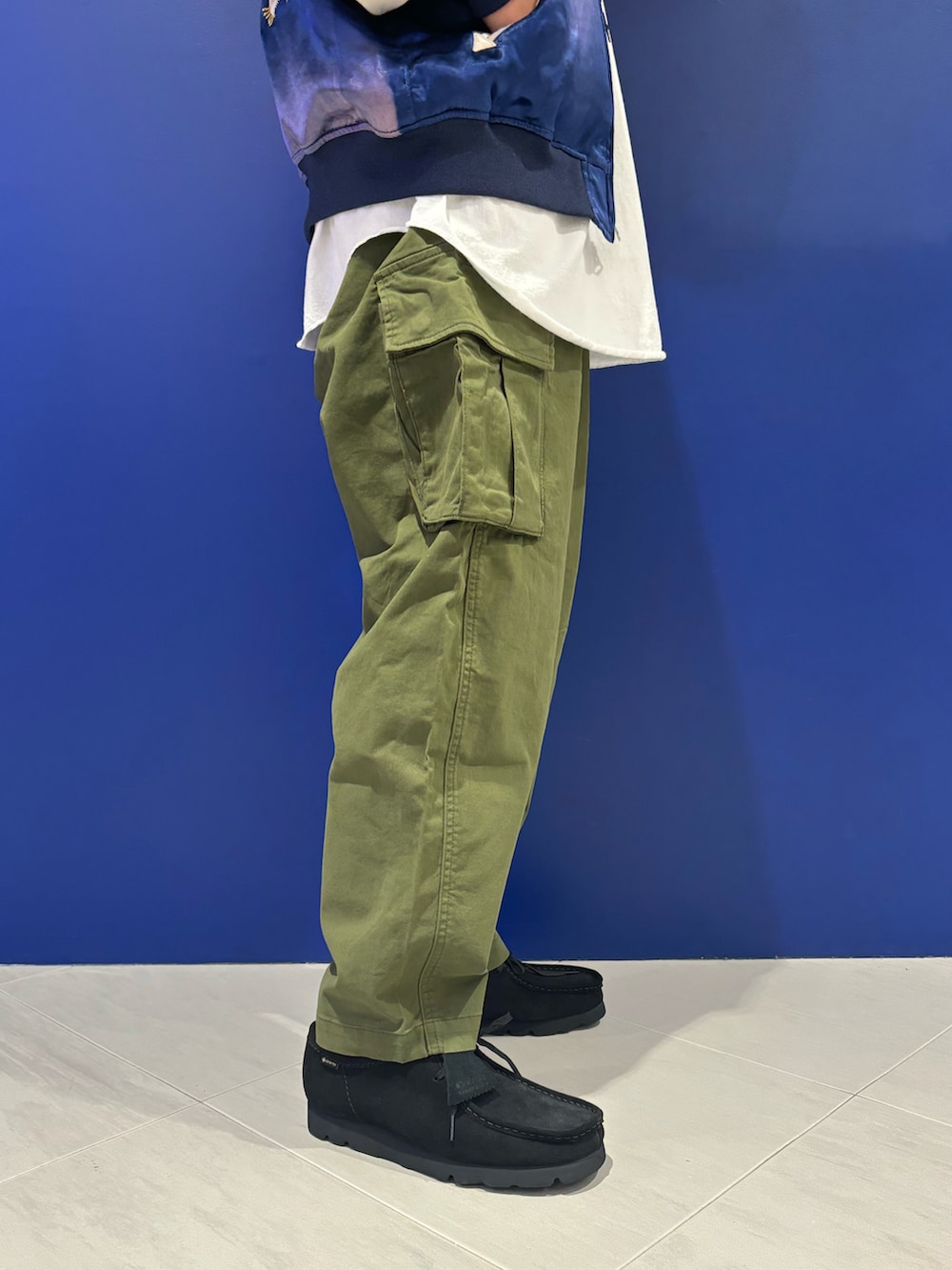 ブルー系のスカジャン、ブルー系のTシャツ/カットソー、グリーン系のカーゴパンツを着用したメンズの冬コーディネートの4枚目の写真