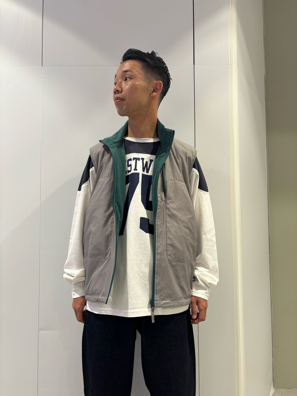 ホワイト系のTシャツ/カットソー、ブルー系のデニムパンツ、ブラック系のモカシン/デッキシューズを着用したメンズの秋コーディネートの2枚目の写真