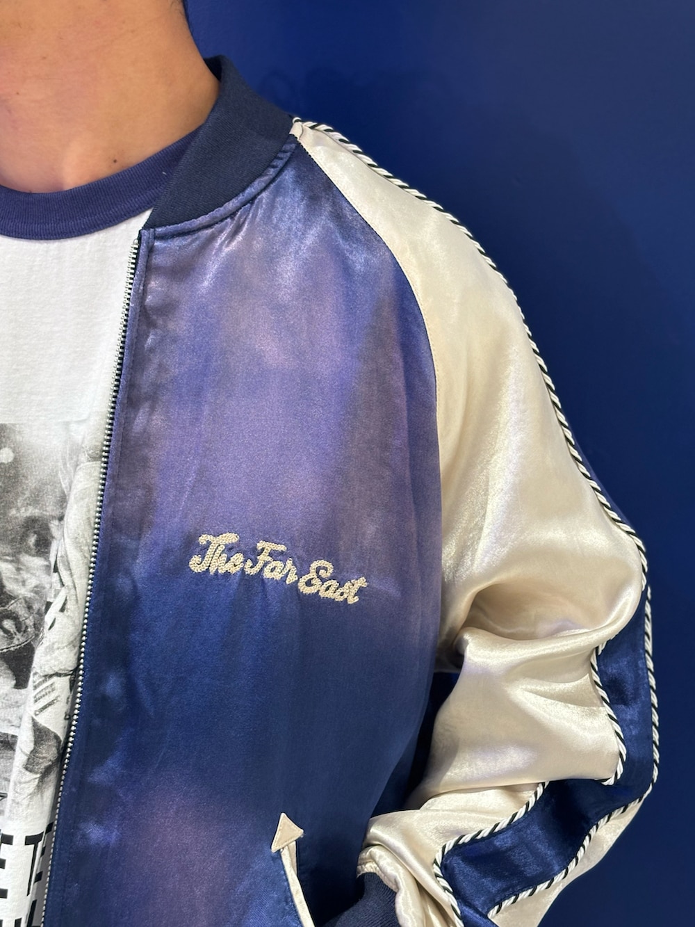 ブルー系のスカジャン、ブルー系のTシャツ/カットソー、グリーン系のカーゴパンツを着用したメンズの冬コーディネートの3枚目の写真