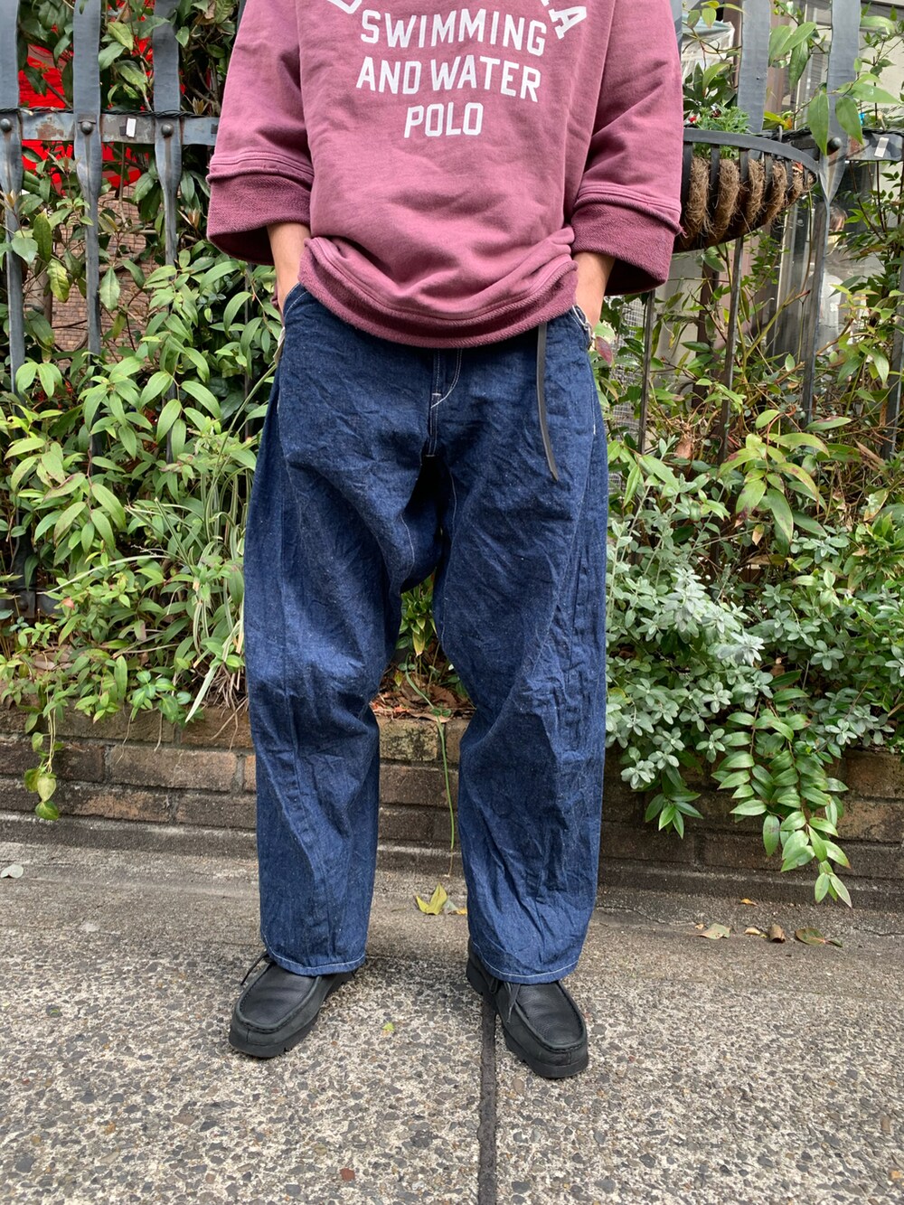 ブルー系のカバーオール、ブルー系のデニムパンツ、ブラック系のモカシン/デッキシューズを着用したメンズの春コーディネートの4枚目の写真