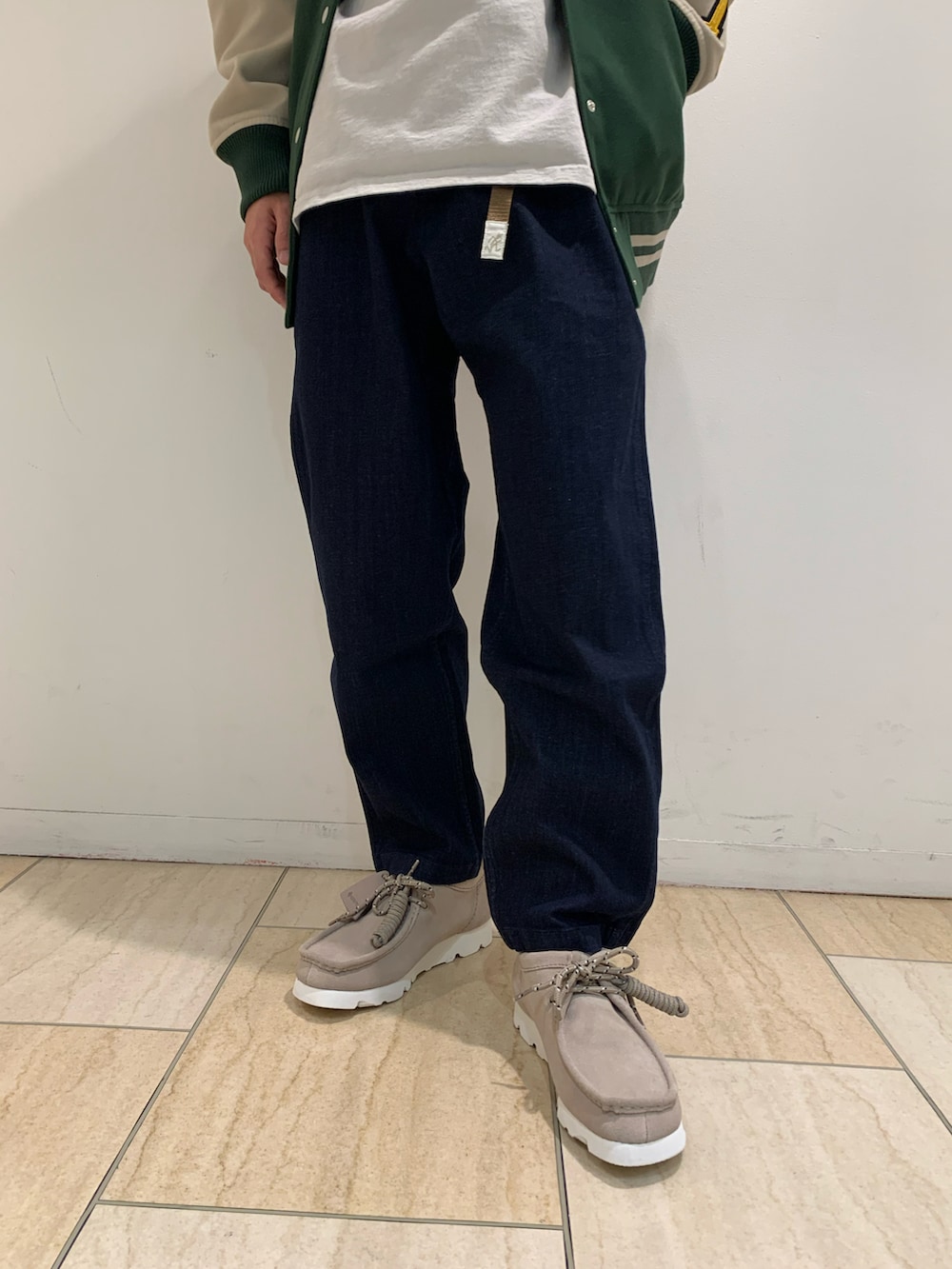 グリーン系のスタジャン、グリーン系のスタジャン、ブルー系のTシャツ/カットソーを着用したメンズの冬コーディネートの3枚目の写真