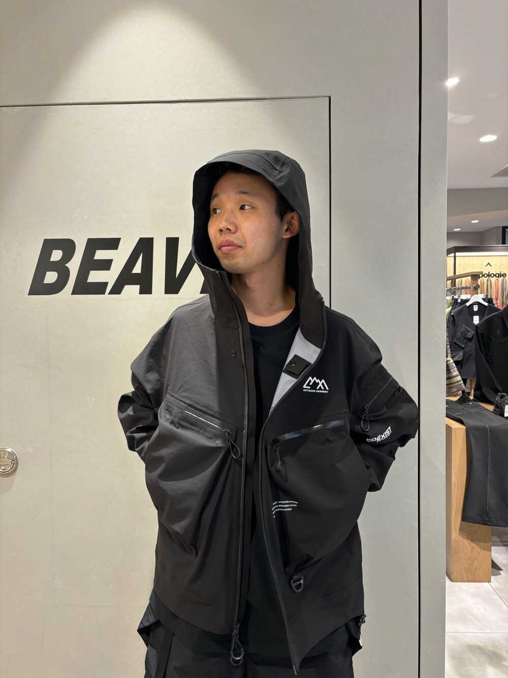 ブラック系のマウンテンパーカー、ブラック系のTシャツ/カットソー、ブラック系のその他パンツを着用したメンズの春コーディネートの2枚目の写真