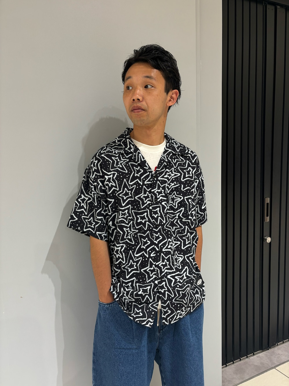 ブラック系のシャツ/ブラウス、ホワイト系のTシャツ/カットソー、ブルー系のその他パンツを着用したメンズの夏コーディネートの2枚目の写真