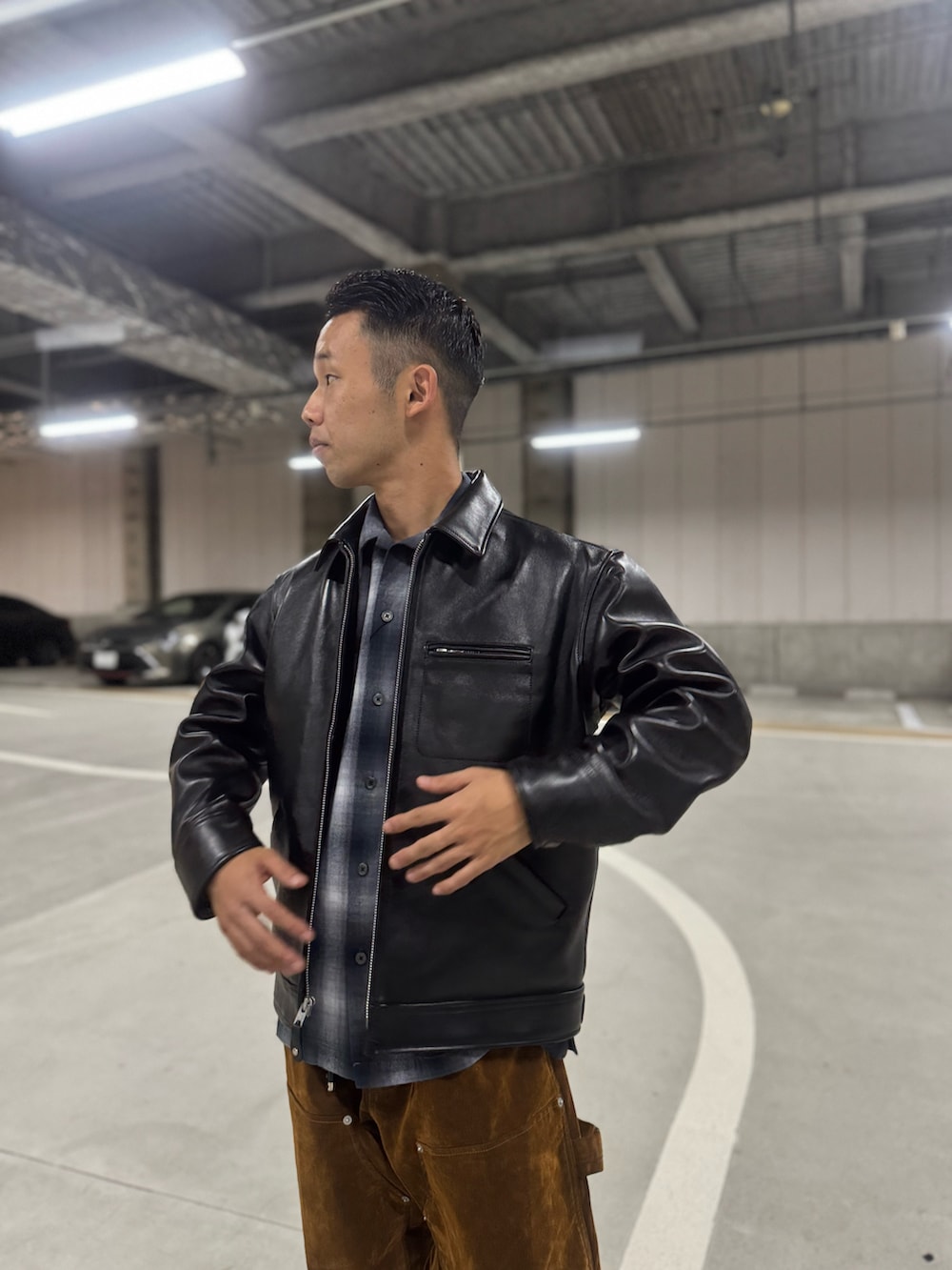ブラック系のライダースジャケット、ブラック系のシャツ/ブラウス、ブラウン系のデニムパンツを着用したメンズの秋コーディネートの3枚目の写真
