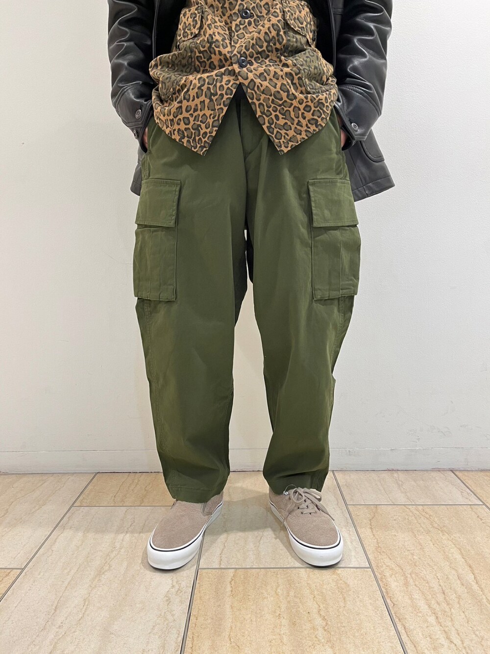 「VANS、カジュアル、レザージャケット、BEAVER、SCHOTT、カーゴパンツ、ワイドパンツ、MANASTASH、south2west8、NEEDLES」｜「schottのSchott/ショット/LAMB LEATHER COVERALL JACKET/ラムレザー カバーオール ジャケット（ライダースジャケット、ブラック系）」を使った、しょーまさん（メンズ・169cm）の冬コーディネートの3枚目の写真