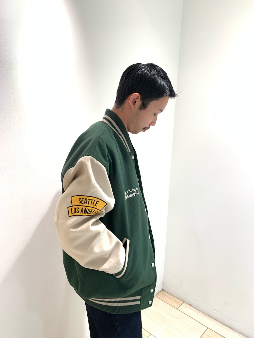 グリーン系のスタジャン、グリーン系のスタジャン、ブルー系のTシャツ/カットソーを着用したメンズの冬コーディネートの2枚目の写真