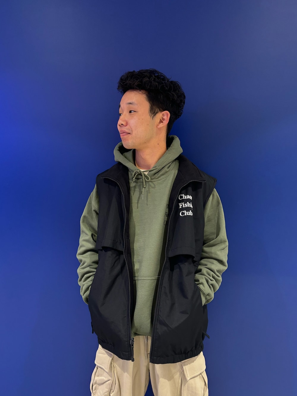 ブラック系のモカシン/デッキシューズ、ベージュ系のスウェットパンツを着用したメンズの冬コーディネートの2枚目の写真