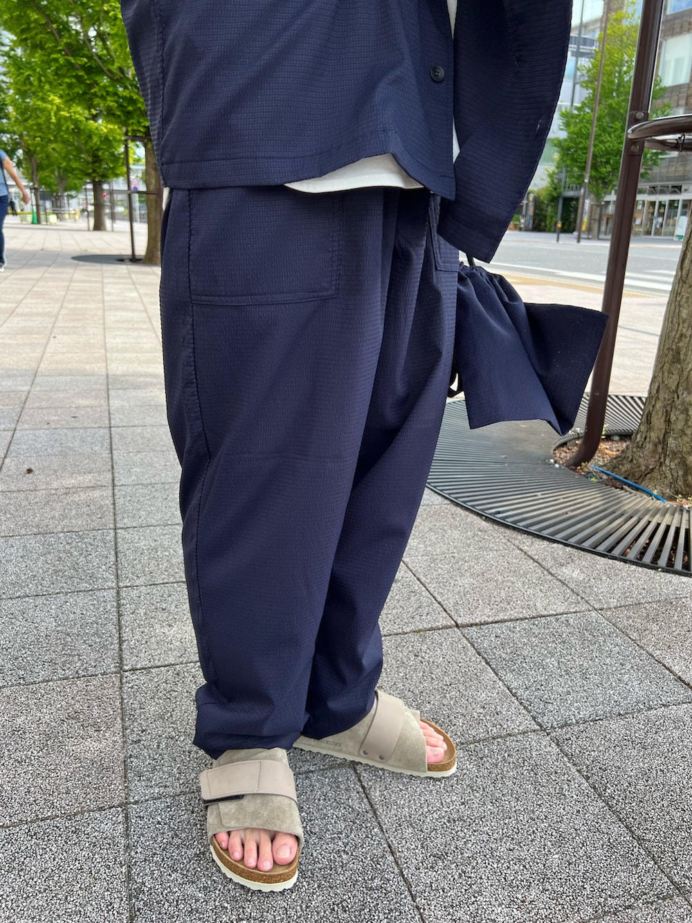 ブルー系のシャツ/ブラウス、ホワイト系のTシャツ/カットソー、ブルー系のその他パンツを着用したメンズの夏コーディネートの4枚目の写真