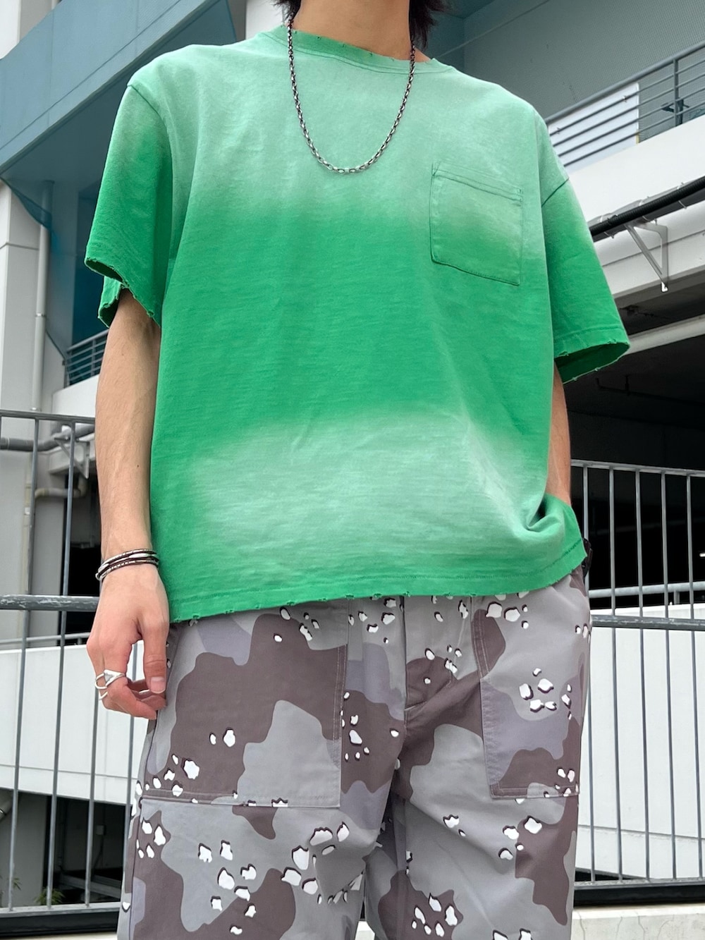 グレー系のその他アウター、グリーン系のTシャツ/カットソー、グレー系のその他パンツを着用したメンズの春コーディネートの4枚目の写真