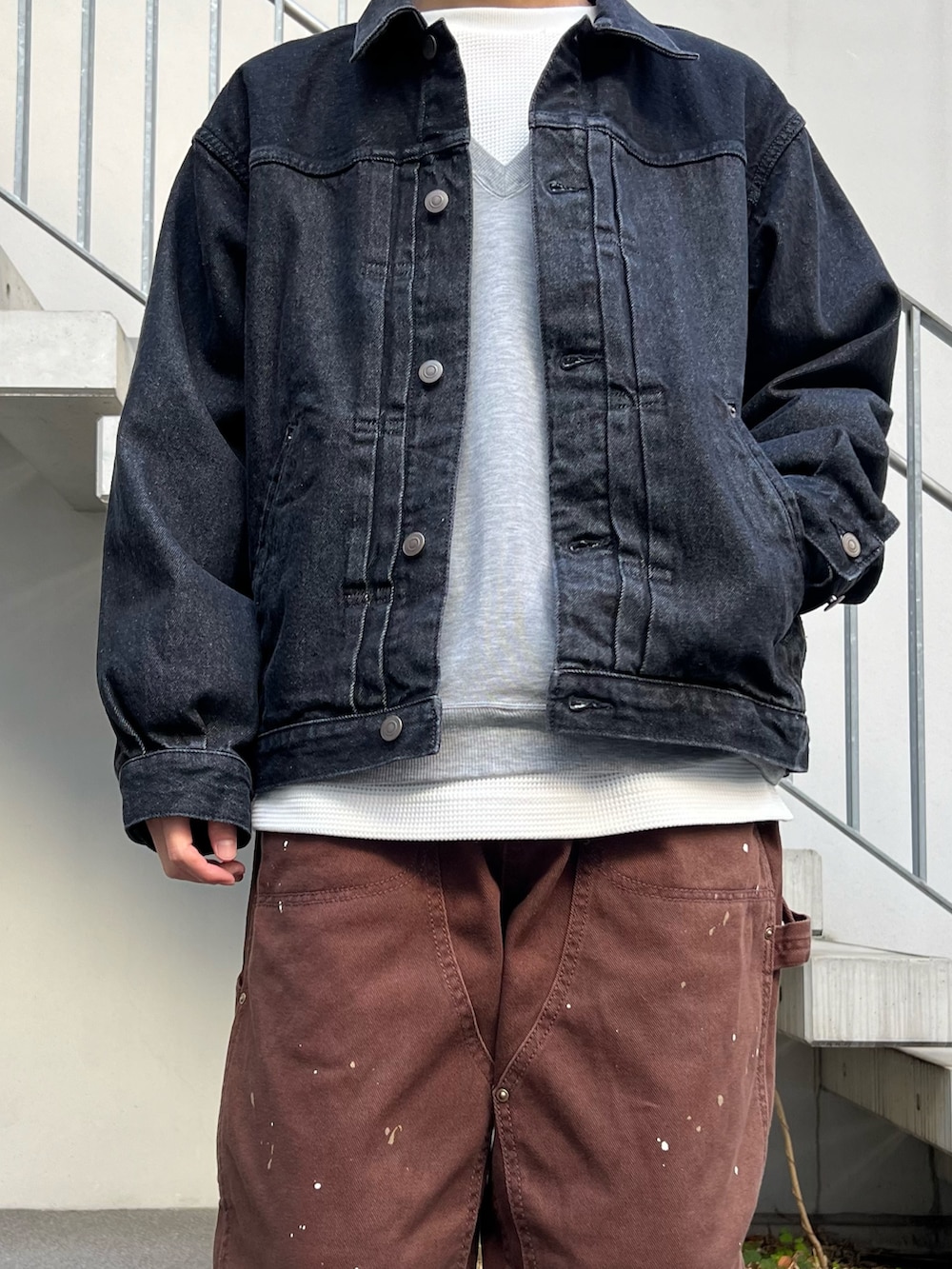 グレー系のスウェット、ブラック系のデニムジャケット、ホワイト系のTシャツ/カットソーを着用したメンズの冬コーディネートの3枚目の写真