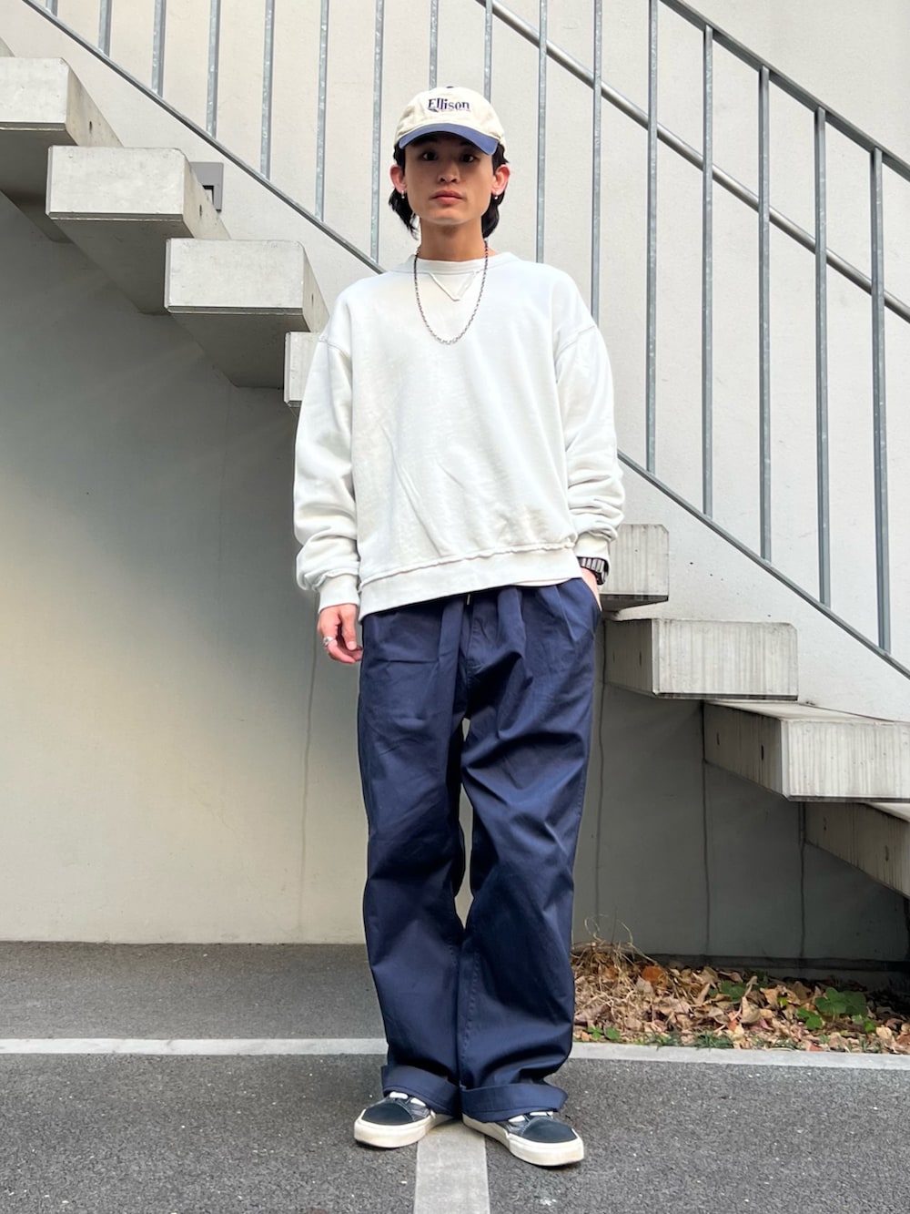 グリーン系のシャツ/ブラウス、グレー系のスウェット、ブルー系のチノパンツを着用したメンズの冬コーディネートの2枚目の写真