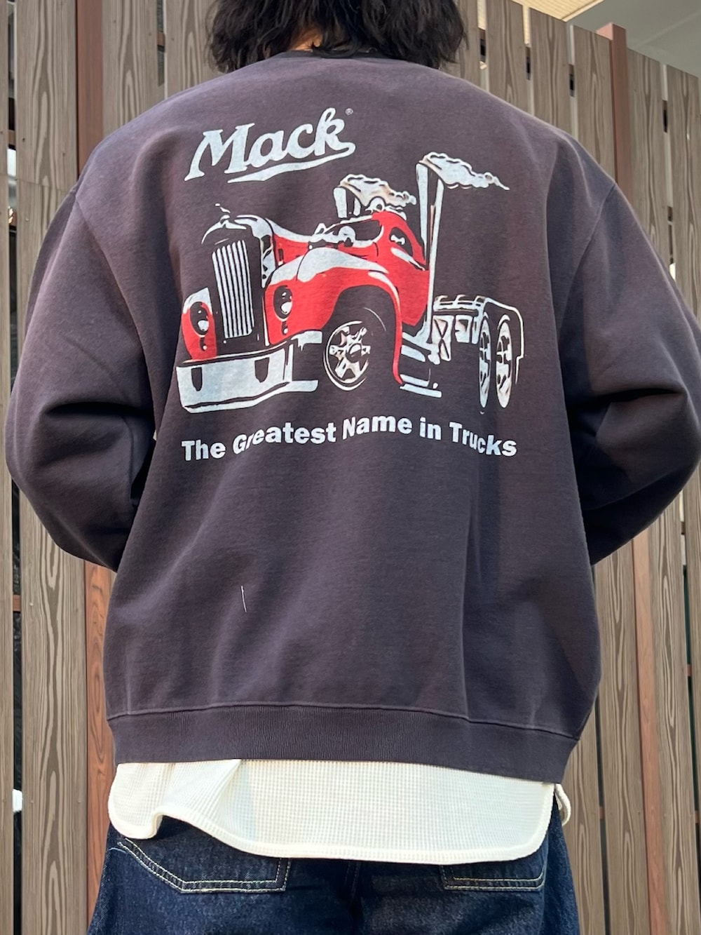 ブラック系のライダースジャケット、ブラック系のスウェット、ベージュ系のTシャツ/カットソーを着用したメンズの秋コーディネートの5枚目の写真