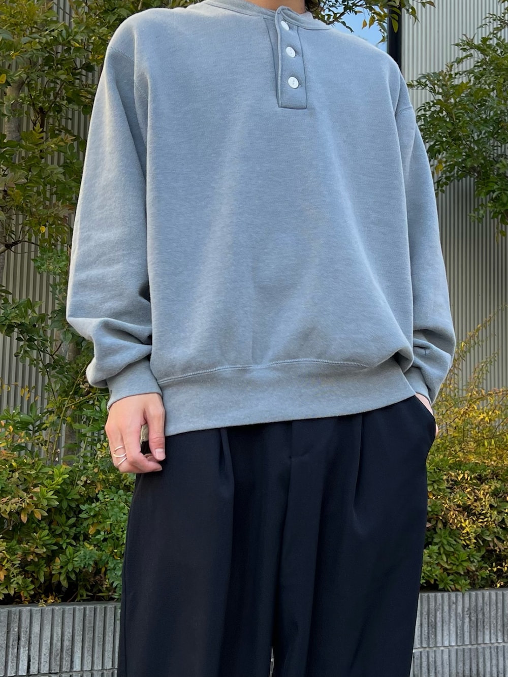 ブルー系のシャツ/ブラウス、ブルー系のスウェット、ブルー系のスラックスを着用したメンズの冬コーディネートの4枚目の写真