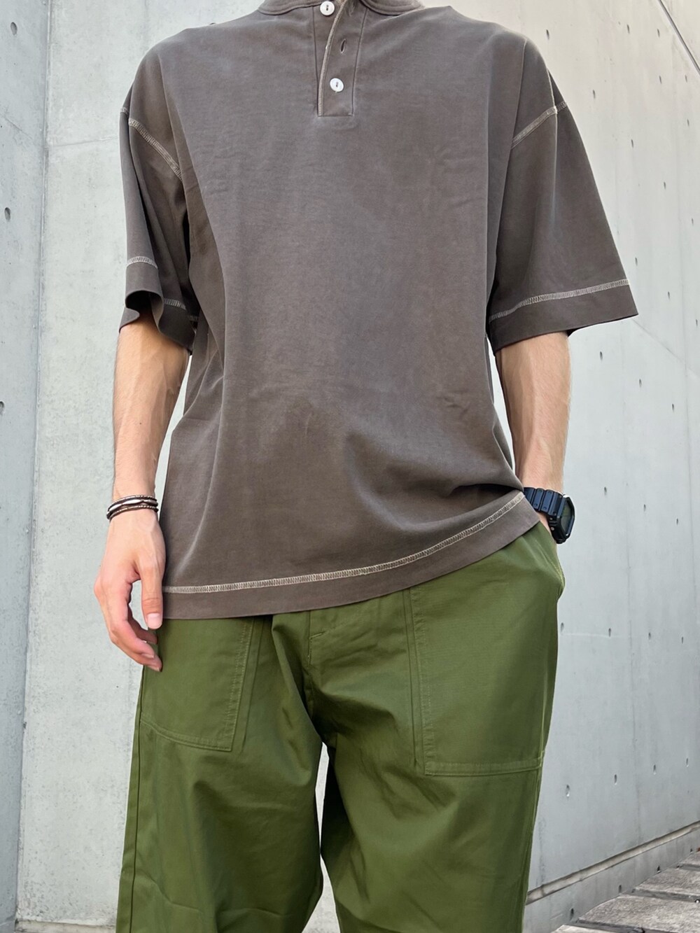 ブラック系のその他アウター、ブラウン系のTシャツ/カットソー、ブラック系のサンダルを着用したメンズの夏コーディネートの4枚目の写真