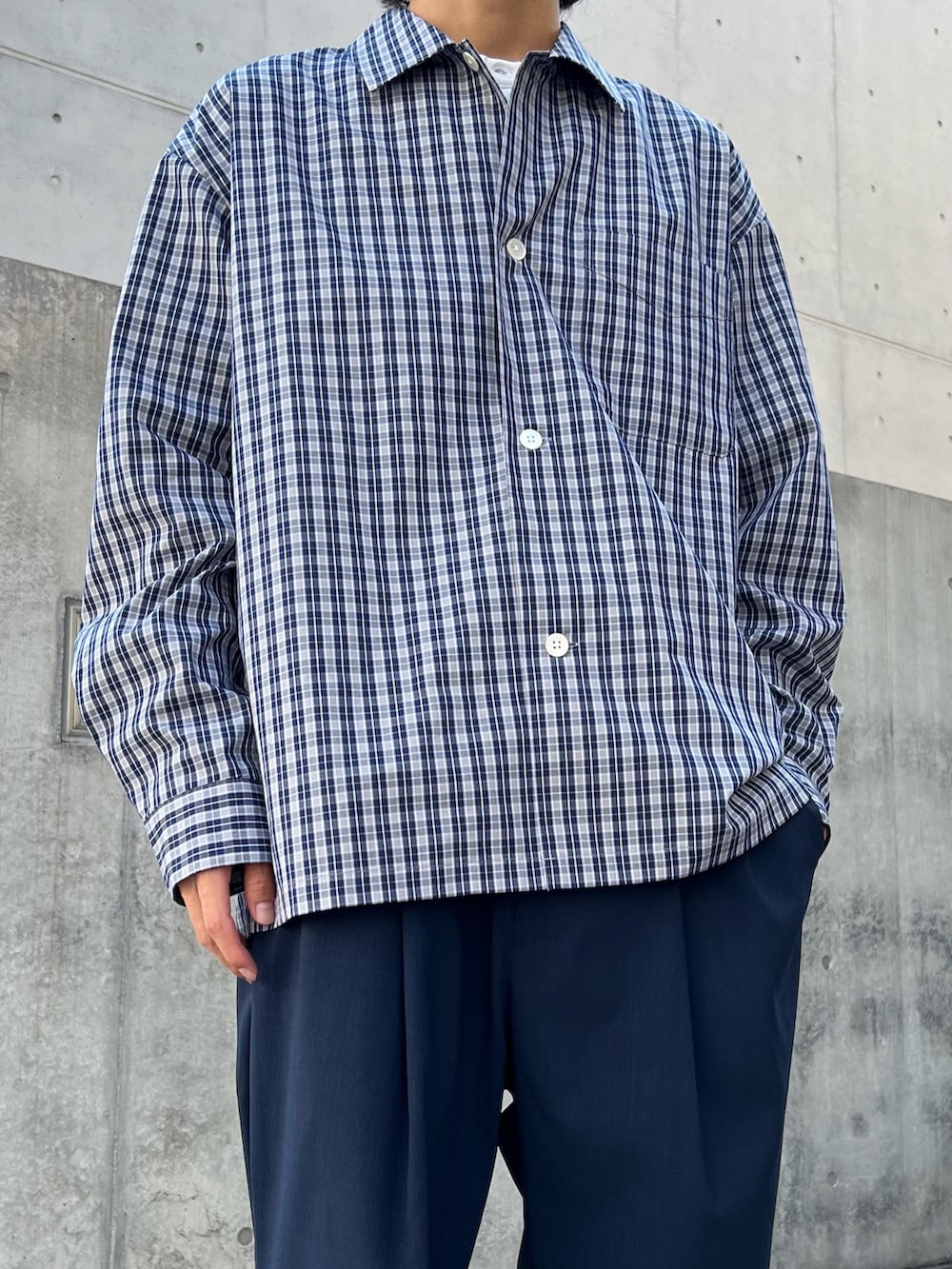 ブラック系のカーディガン/ボレロ、ブルー系のシャツ/ブラウス、グレー系のTシャツ/カットソーを着用したメンズの秋コーディネートの5枚目の写真