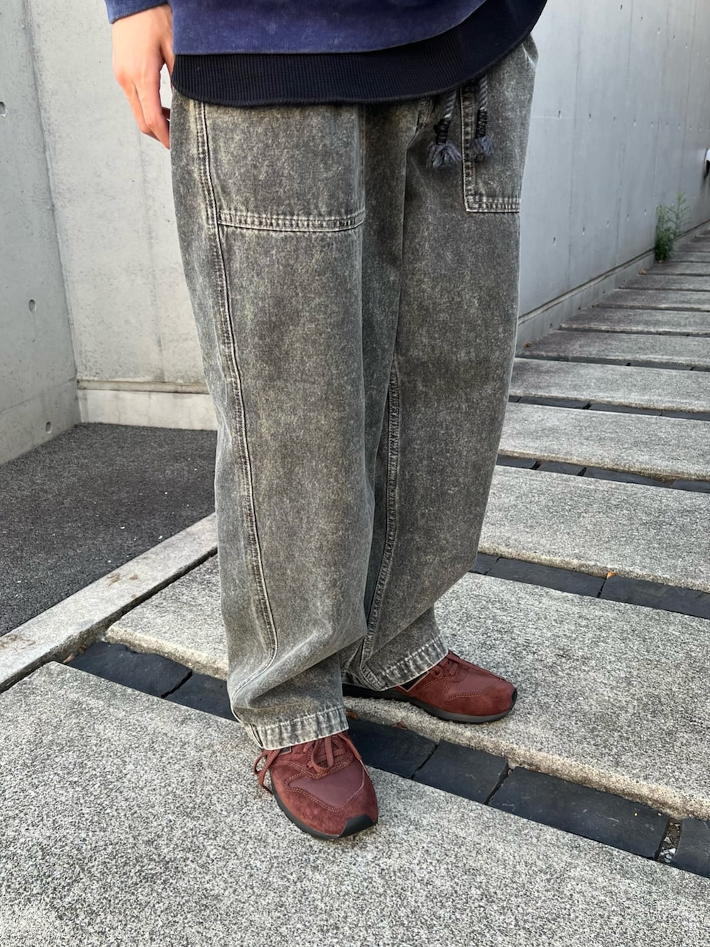 ブルー系のスウェット、ブラック系のTシャツ/カットソー、ブラウン系のスニーカーを着用したメンズの秋コーディネートの3枚目の写真