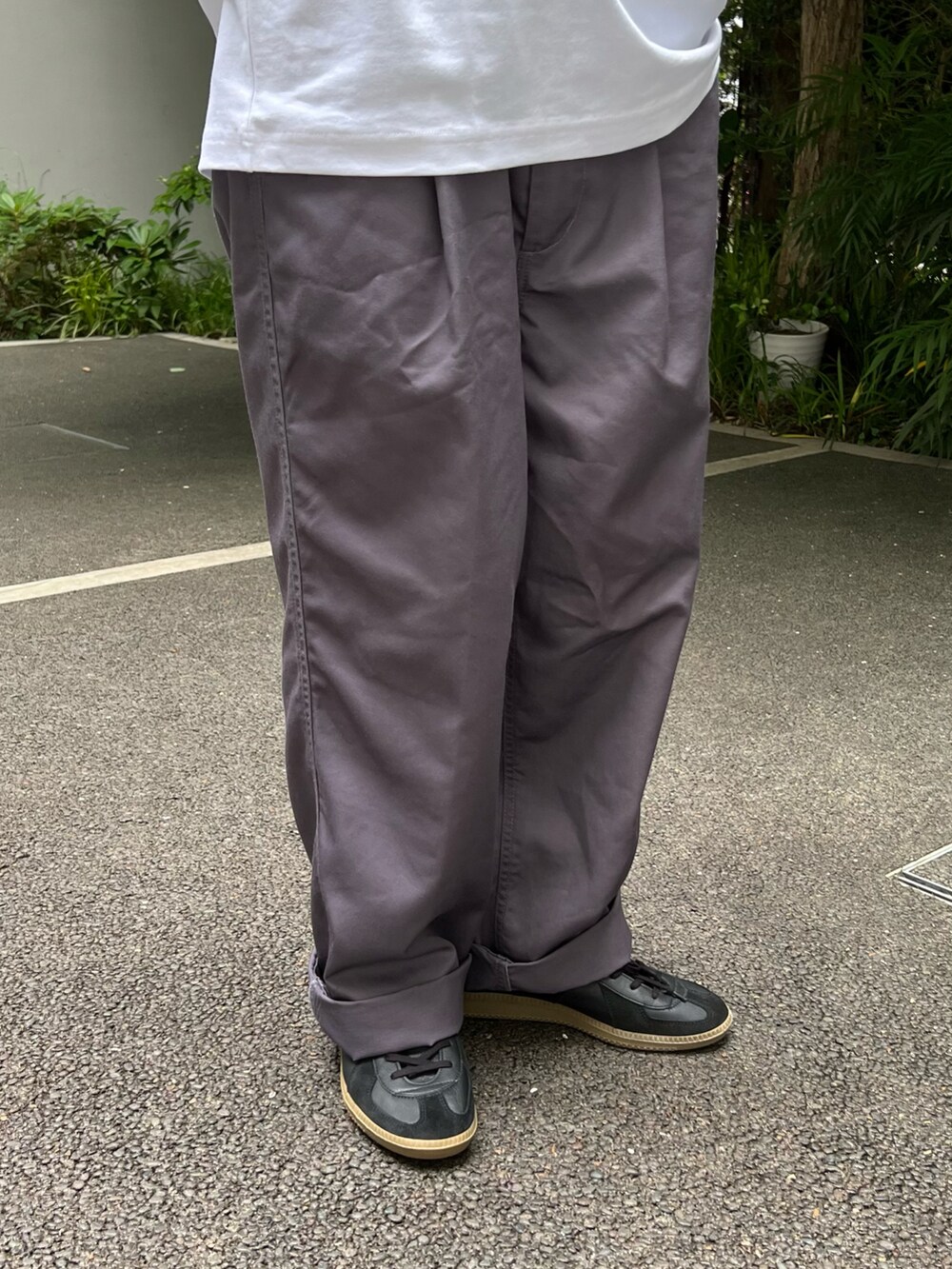 ホワイト系のTシャツ/カットソー、グレー系のスラックス、ブラック系のその他シューズを着用したメンズの夏コーディネートの3枚目の写真