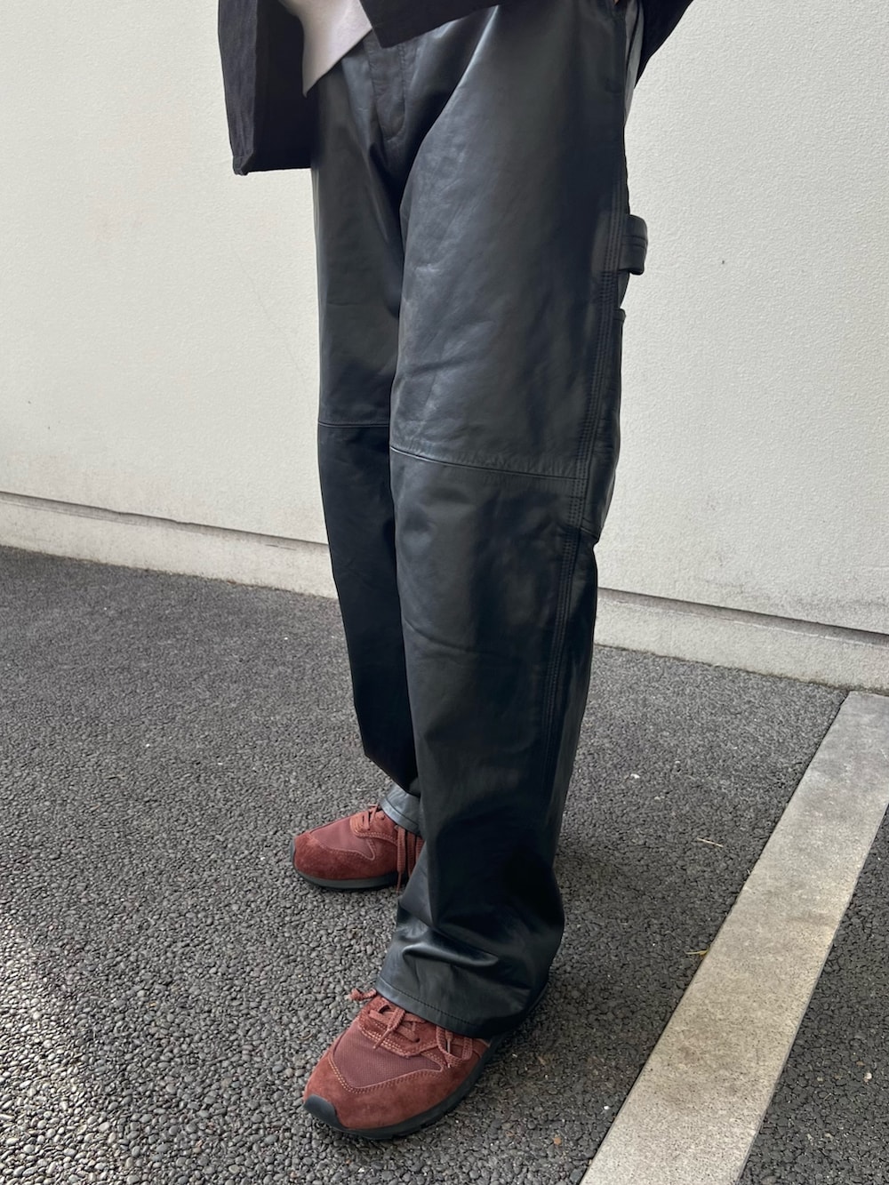 ブラック系のシャツ/ブラウス、グレー系のスウェット、ブラウン系のスニーカーを着用したメンズの冬コーディネートの3枚目の写真