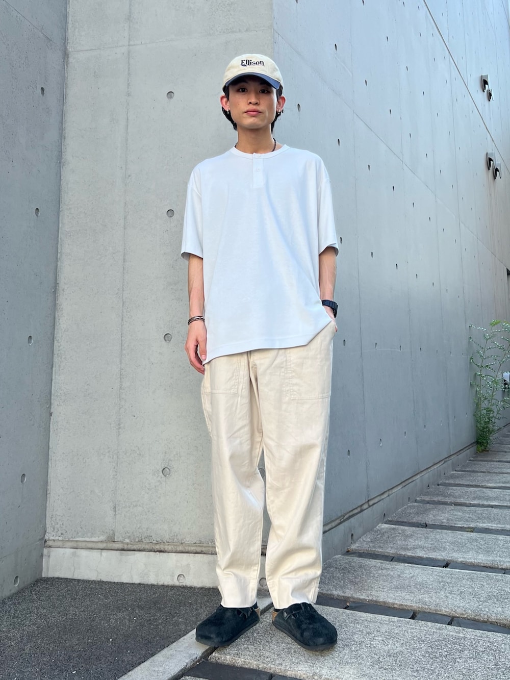 ブルー系のシャツ/ブラウス、グレー系のTシャツ/カットソー、ブラック系のサンダルを着用したメンズの夏コーディネートの2枚目の写真