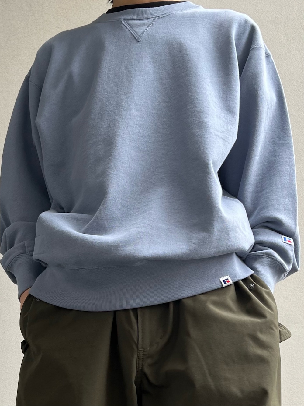 ブルー系のスウェット、ブルー系のシャツ/ブラウス、グレー系のスニーカーを着用したメンズの冬コーディネートの3枚目の写真