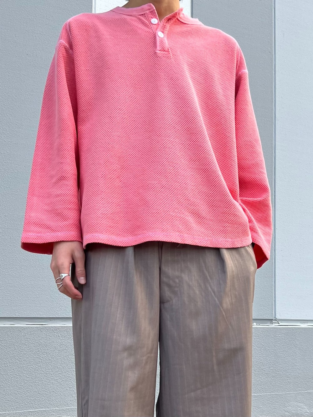 ブラウン系のスラックス、グレー系のシャツ/ブラウス、ピンク系のTシャツ/カットソーを着用したメンズの冬コーディネートの4枚目の写真