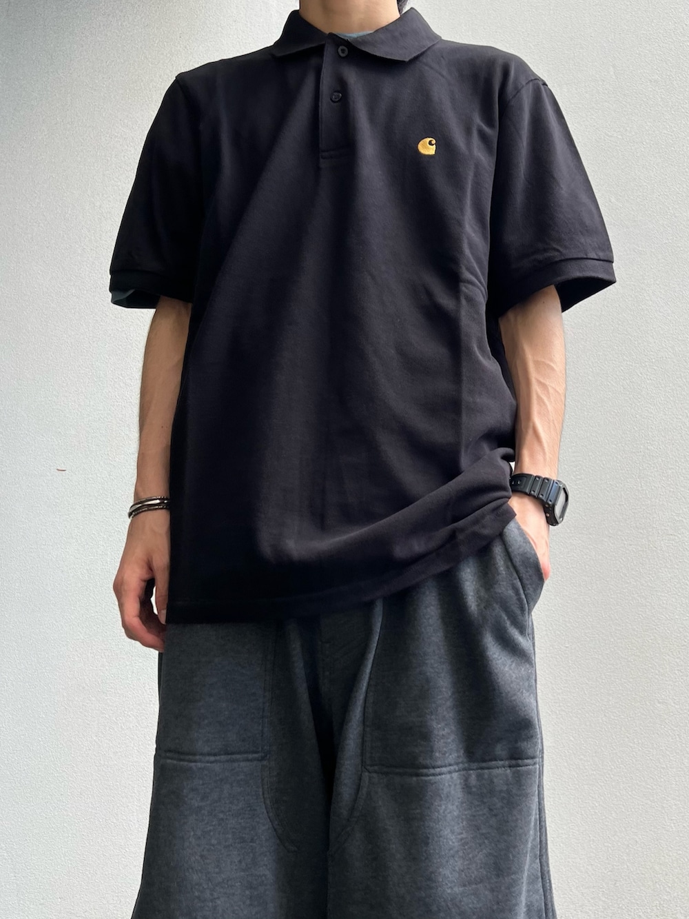 ブラック系のTシャツ/カットソー、ブラック系のその他パンツ、その他のその他を着用したメンズの夏コーディネートの2枚目の写真