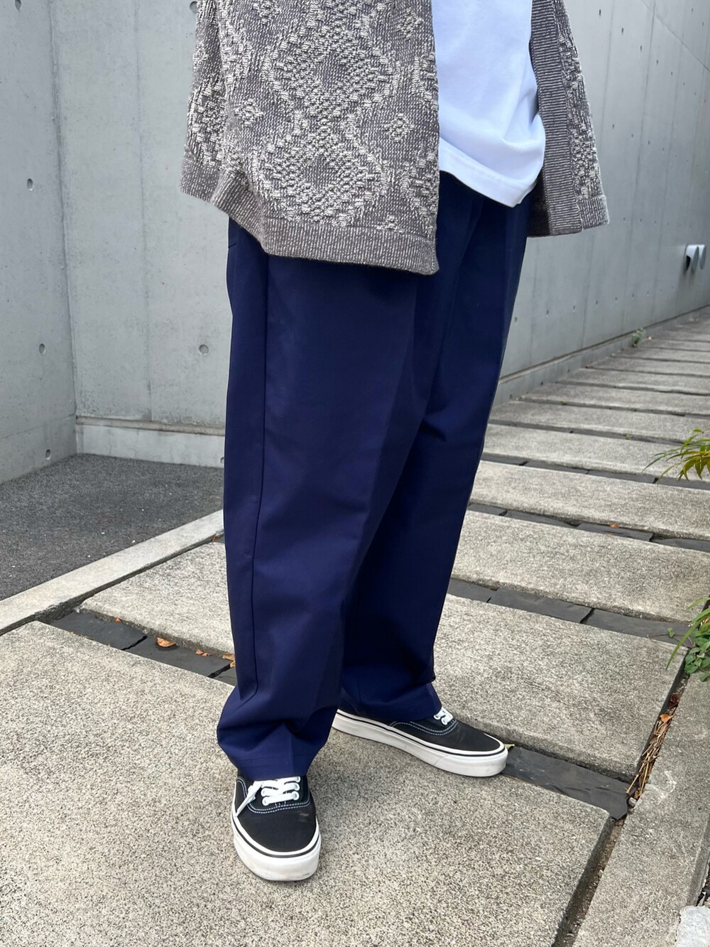 グレー系のニット/セーター、ホワイト系のTシャツ/カットソー、ブルー系のその他パンツを着用したメンズの夏コーディネートの3枚目の写真