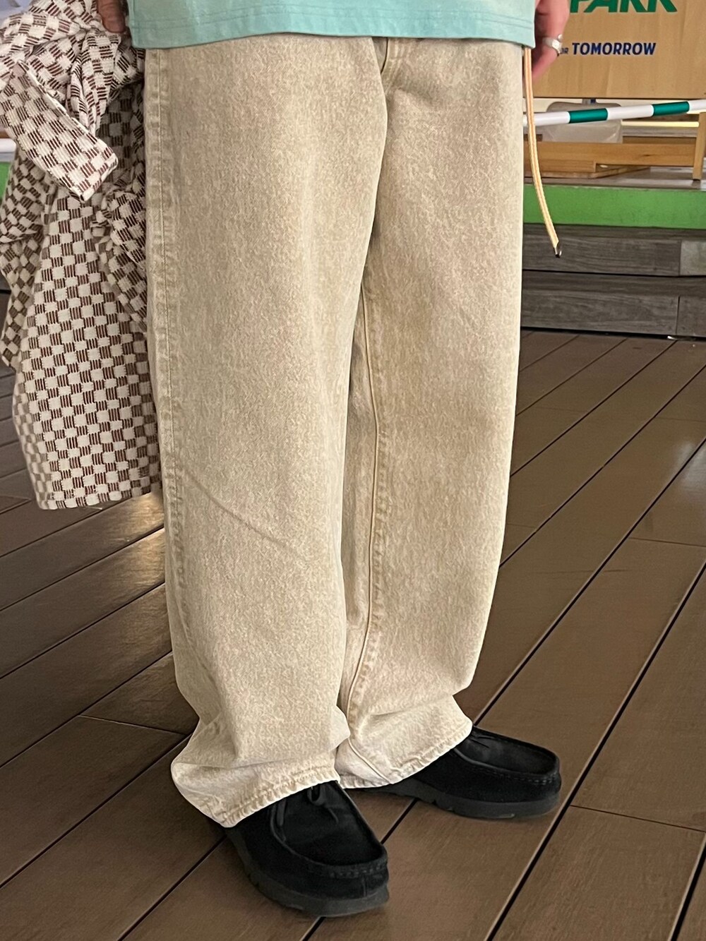ベージュ系のデニムパンツ、ブルー系のシャツ/ブラウス、グリーン系のTシャツ/カットソーを着用したメンズの春コーディネートの7枚目の写真