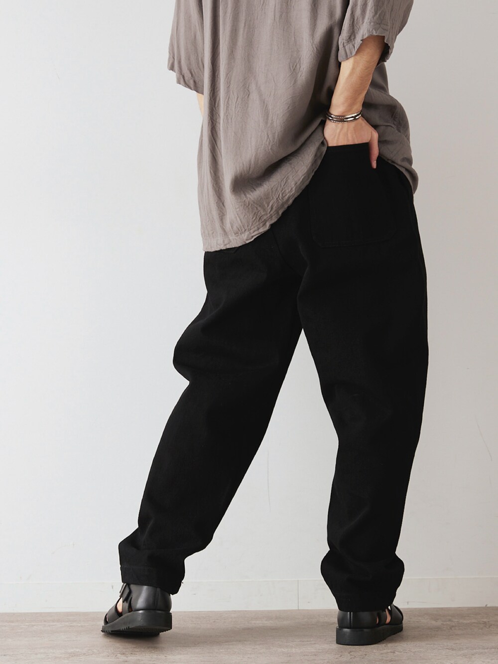 グレー系のシャツ/ブラウス、ブラック系のデニムパンツ、その他のその他を着用したメンズの冬コーディネートの5枚目の写真