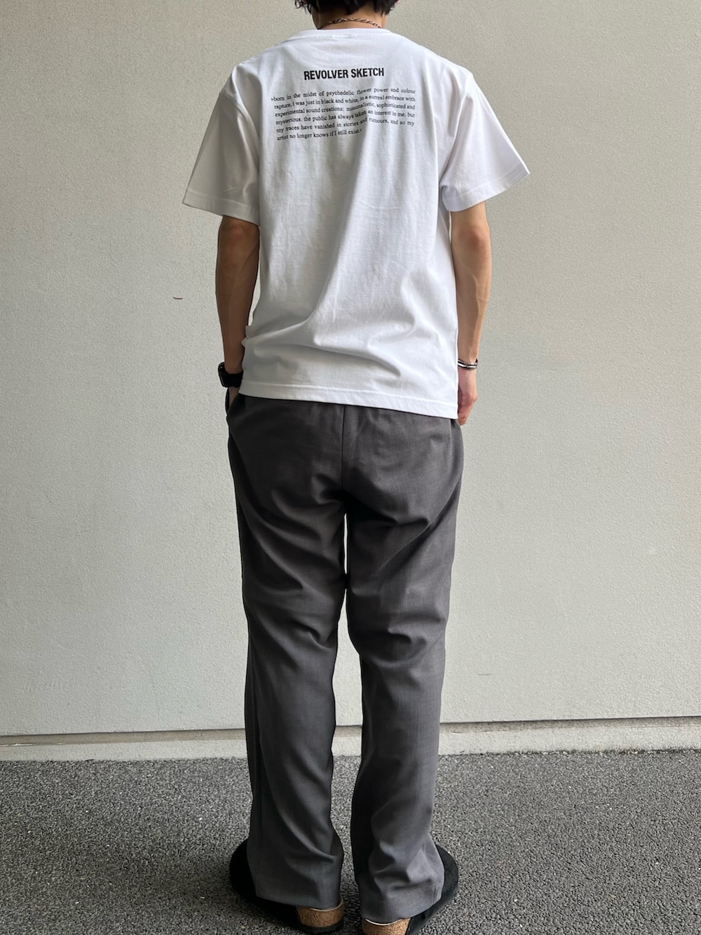 ホワイト系のTシャツ/カットソー、グレー系のシャツ/ブラウス、グレー系のスラックスを着用したメンズの春コーディネートの6枚目の写真