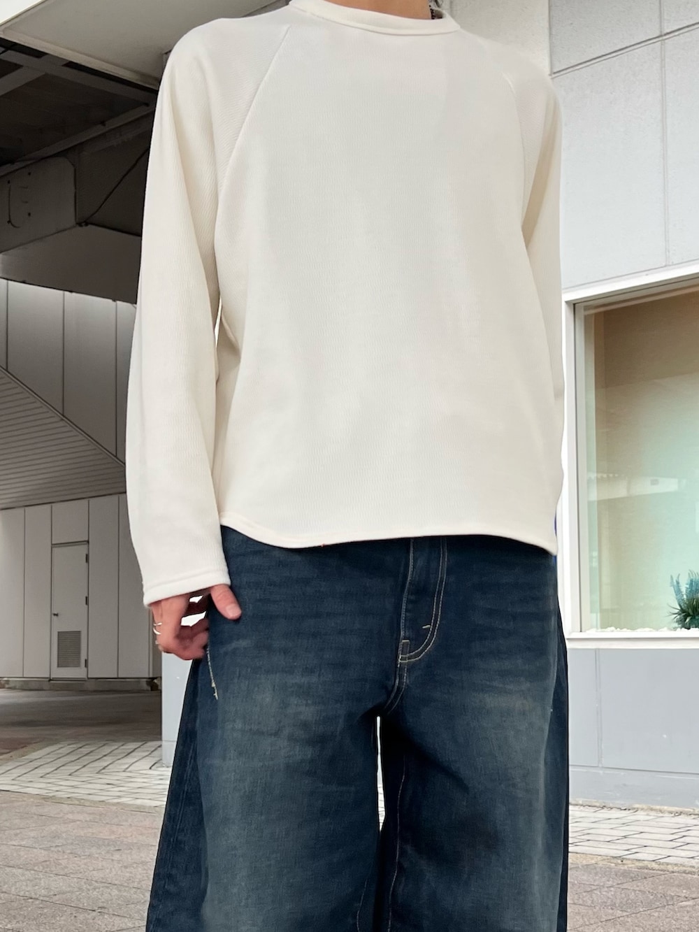 ホワイト系のTシャツ/カットソー、ブルー系のデニムパンツ、ホワイト系のシャツ/ブラウスを着用したメンズの冬コーディネートの4枚目の写真