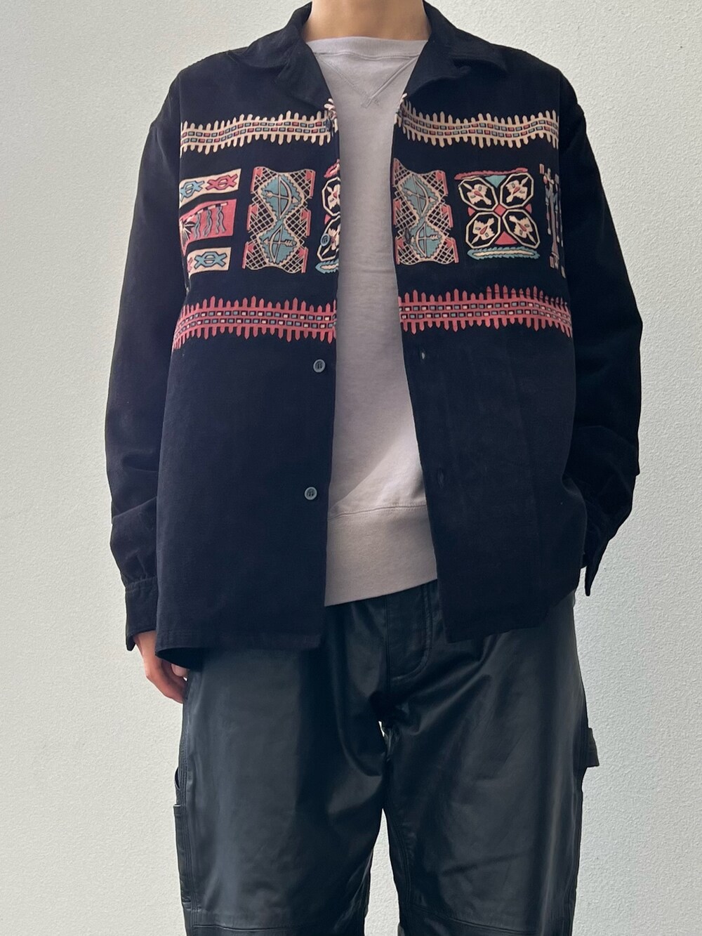 ブラック系のシャツ/ブラウス、グレー系のスウェット、ブラウン系のスニーカーを着用したメンズの冬コーディネートの2枚目の写真