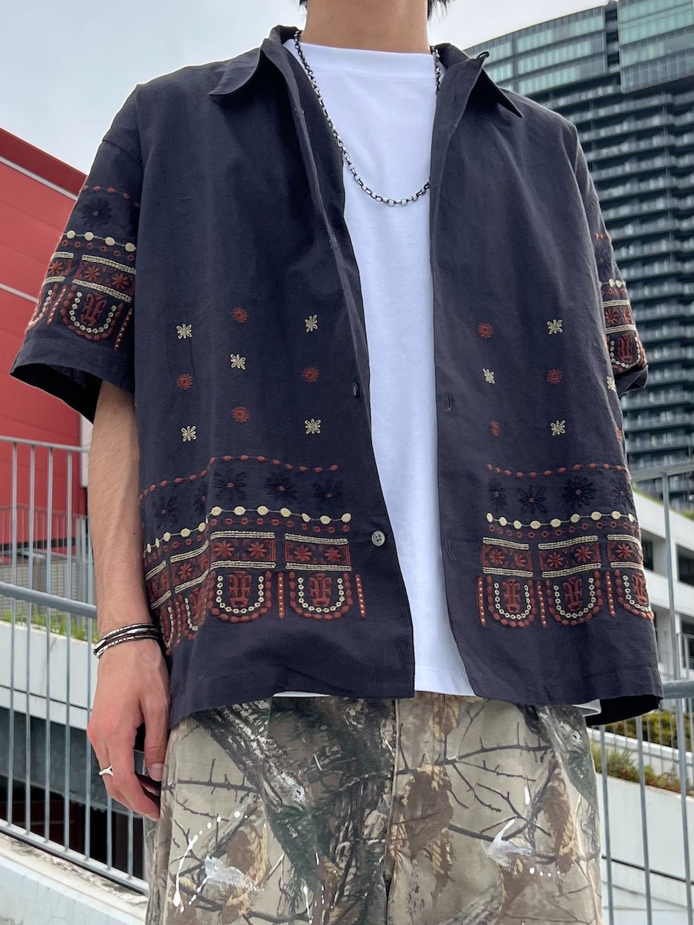 グリーン系のその他パンツ、ブラック系のシャツ/ブラウス、ホワイト系のTシャツ/カットソーを着用したメンズの夏コーディネートの3枚目の写真