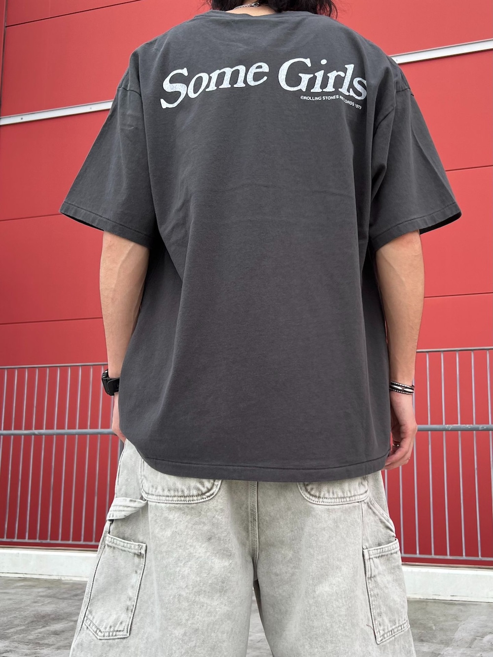 ブラウン系のその他パンツ、ブラウン系のシャツ/ブラウス、グレー系のTシャツ/カットソーを着用したメンズの春コーディネートの5枚目の写真