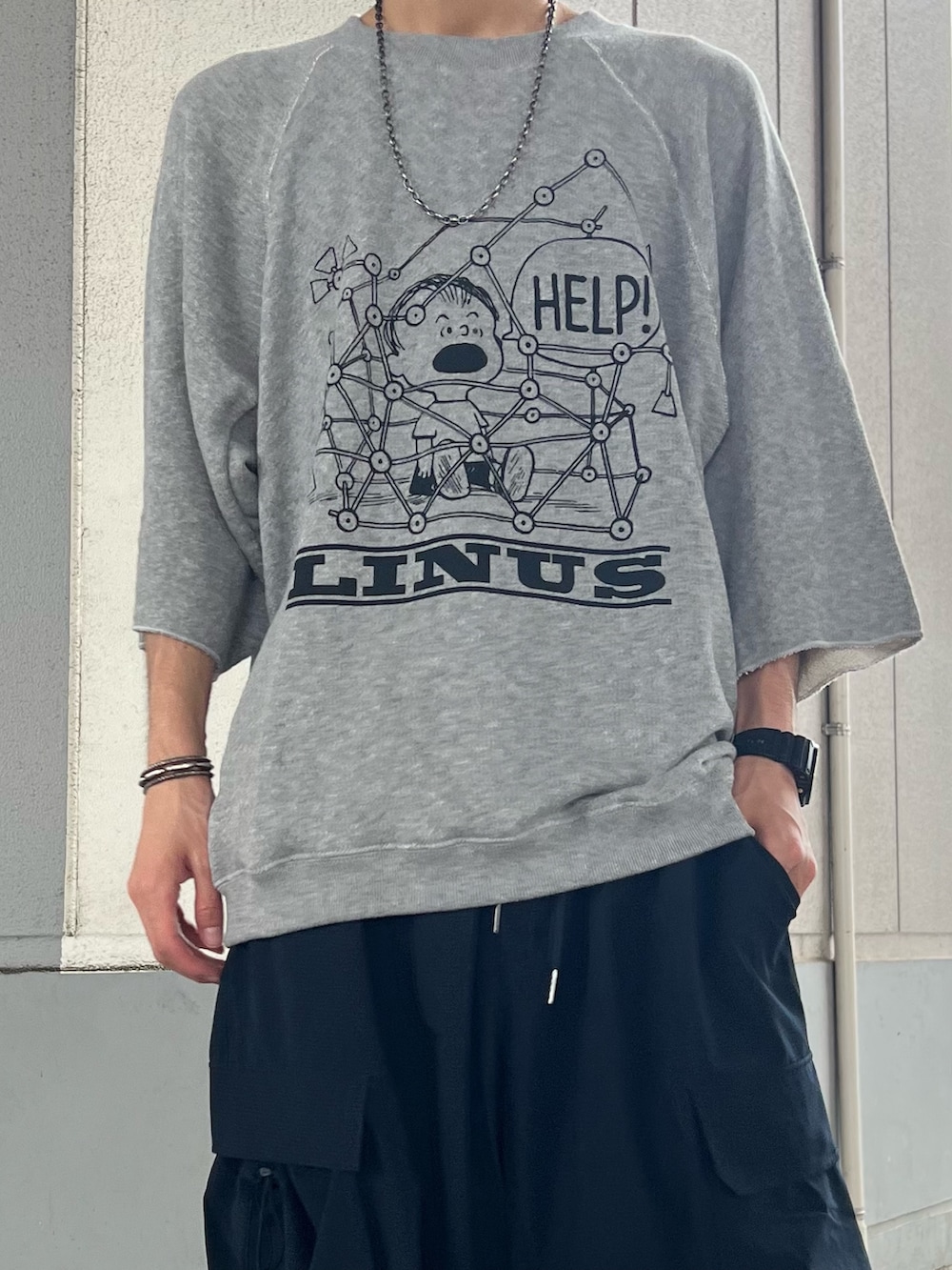 グレー系のTシャツ/カットソー、ブルー系のその他パンツ、その他のその他を着用したメンズの夏コーディネートの2枚目の写真