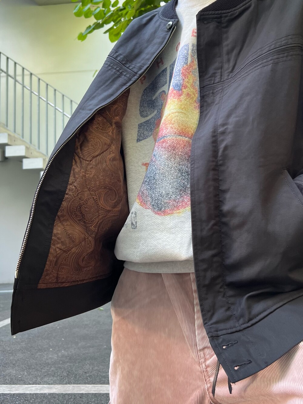 ブラック系のその他アウター、ホワイト系のスウェット、ピンク系のデニムパンツを着用したメンズの秋コーディネートの2枚目の写真