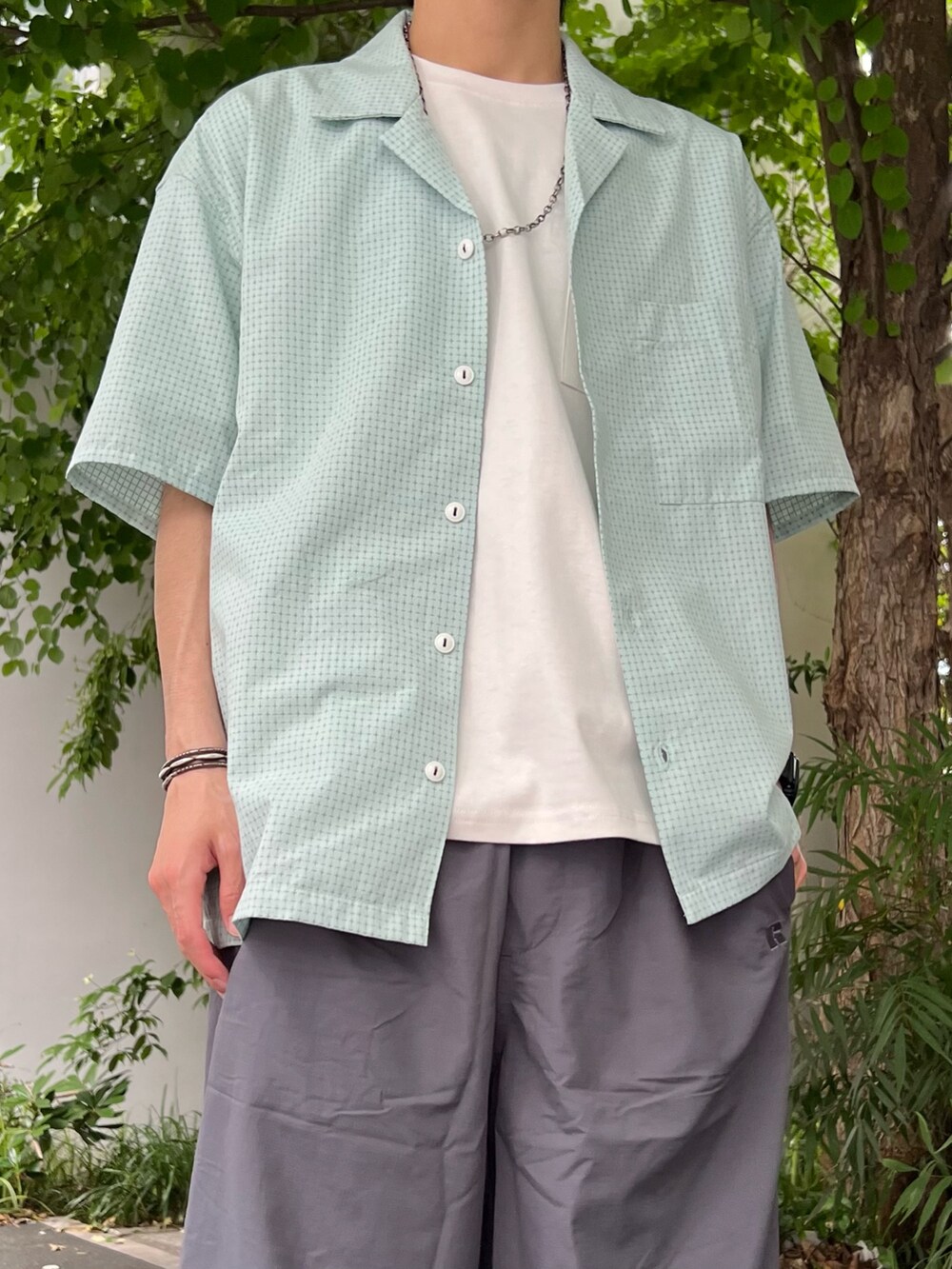 グリーン系のシャツ/ブラウス、グレー系のTシャツ/カットソー、ベージュ系のサンダルを着用したメンズの夏コーディネートの3枚目の写真