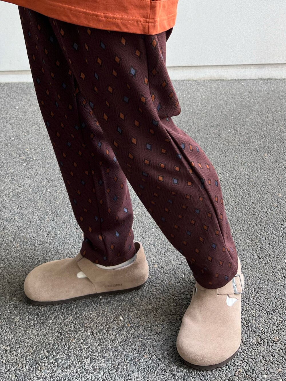 その他のTシャツ/カットソー、レッド系のその他パンツ、ベージュ系のその他シューズを着用したメンズの夏コーディネートの4枚目の写真