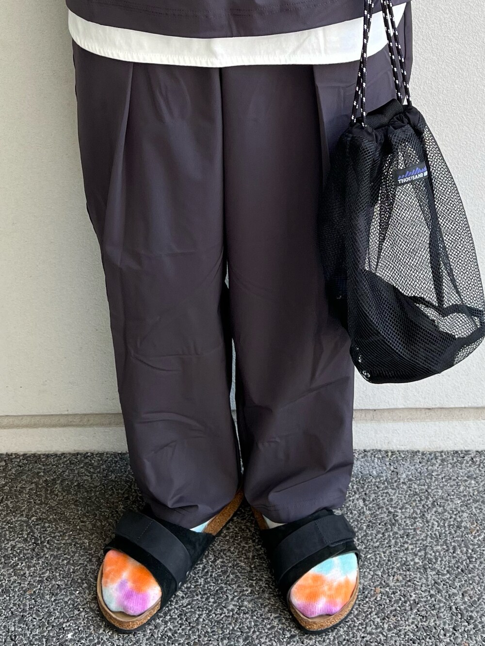 グレー系のTシャツ/カットソー、ホワイト系のTシャツ/カットソー、ブラック系のサンダルを着用したメンズの春コーディネートの3枚目の写真