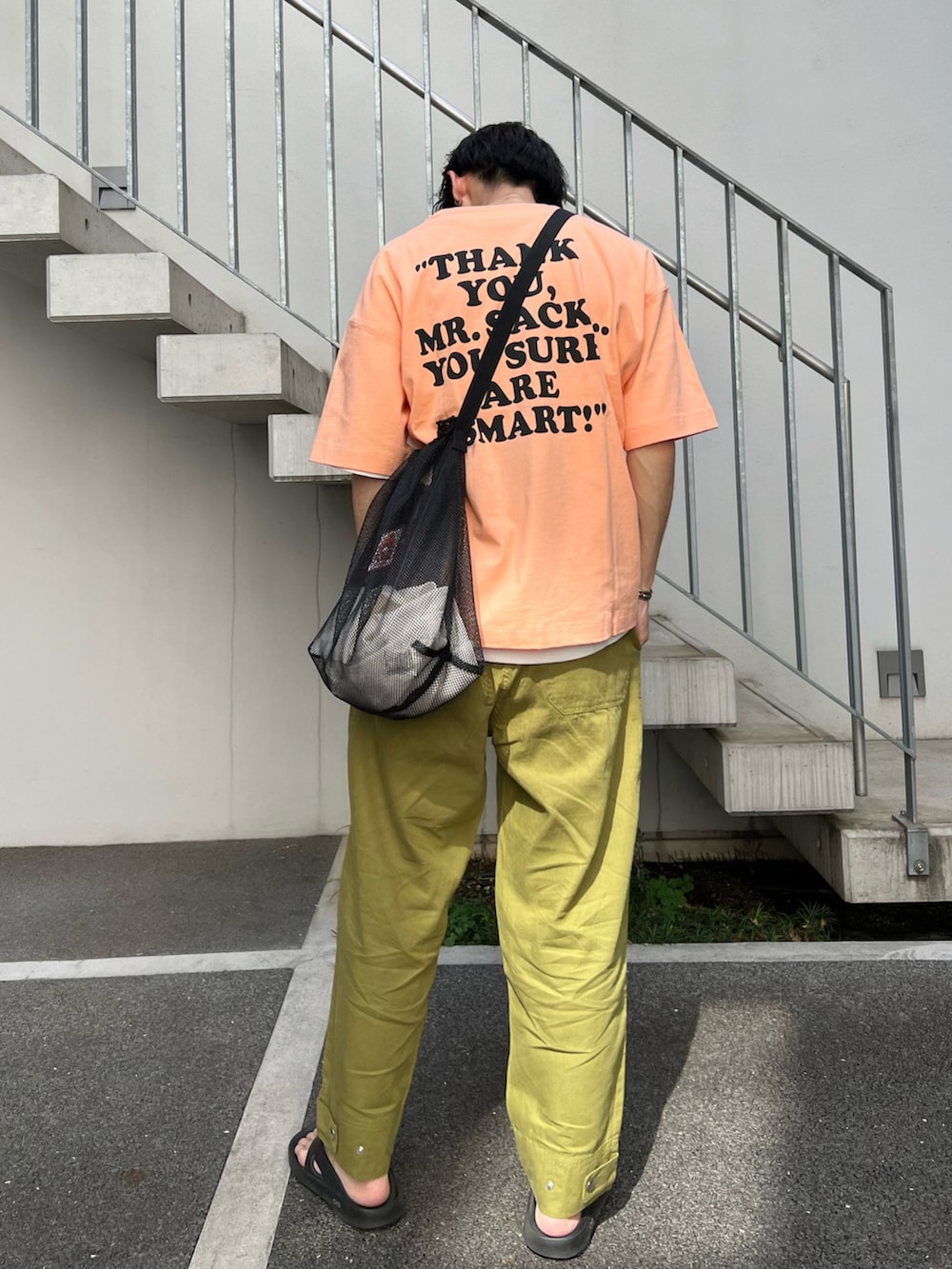 「ビッグシルエット、ロゴT、カラーパンツ、ショルダーバッグ、ストリート、休日スタイル、サンダル、古着MIX、プリントT、シンプルコーデ、ミニバッグ、ビタミンカラー、淡色コーデ、初夏コーデ、WEARyouthコーデ」｜「PEANUTSの【PEANUTS × SPORTS WEAR by relume】別注 プリントTシャツ（Tシャツ/カットソー、レッド系）」を使った、わたしょさん（メンズ・166cm）の春コーディネートの4枚目の写真