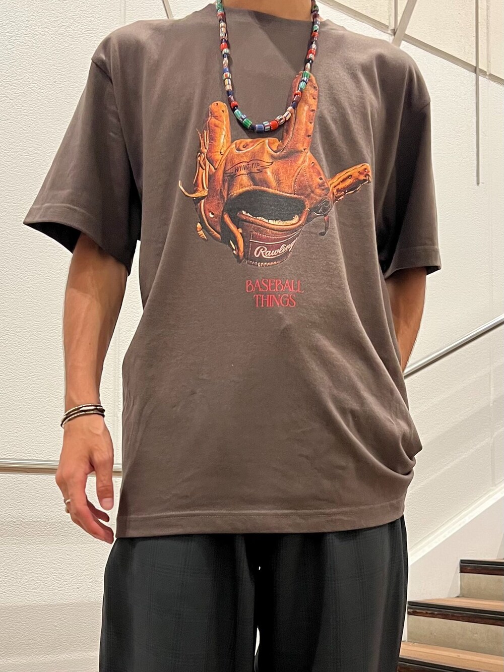 ブラック系のスラックス、グレー系のシャツ/ブラウス、グレー系のTシャツ/カットソーを着用したメンズの夏コーディネートの4枚目の写真